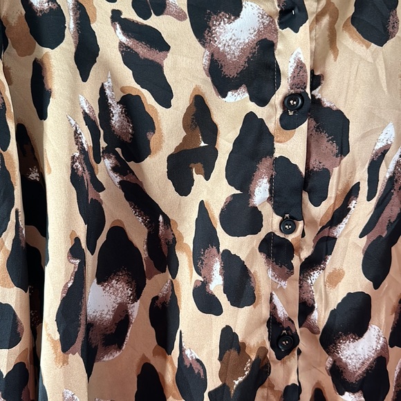 Leopard print blouse button down. - Picture 3 of 4